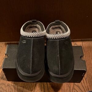 UGG Woman Black Suede Slippers